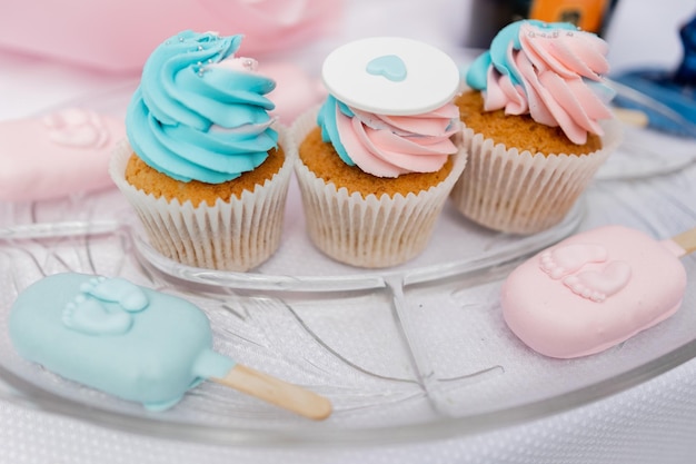 Foto cupcakes pastel e sorvetes em exibição para uma celebração