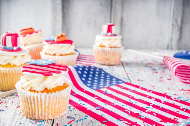 Cupcakes patrióticos de EE. UU. Sobre banderas en la mesa de madera