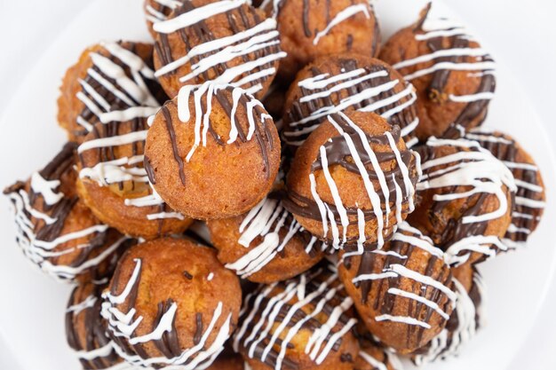 Cupcakes pequenos com cacau e chocolate branco e ao leite