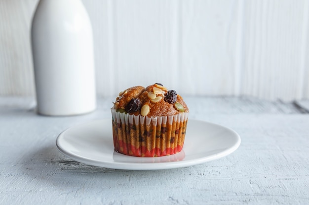 Cupcakes de plátano en los platos sobre la mesa