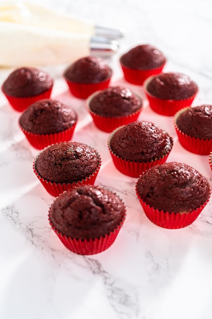 Cupcakes Red Velvet com cobertura de ganache de chocolate branco