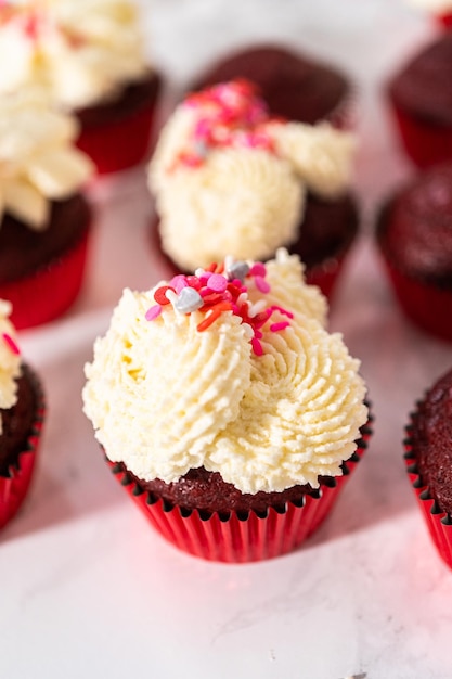 Cupcakes Red Velvet com cobertura de ganache de chocolate branco