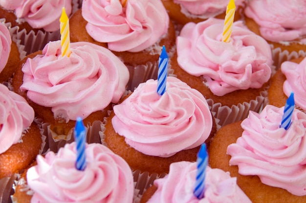 Cupcakes rosas listos para cumpleaños