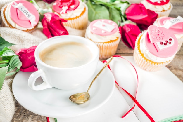 Cupcakes de San Valentín con taza de café