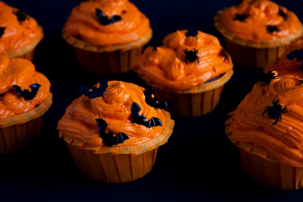 Cupcakes sobre un fondo oscuroDulces para la celebración de Halloween