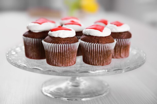 Cupcakes en un soporte de vidrio en la mesa