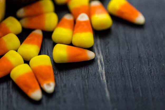 Cupcakes surtidos con glaseado amarillo y naranja decorados para el otoño.