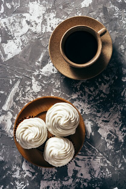 Cupcakes con tazas de café.