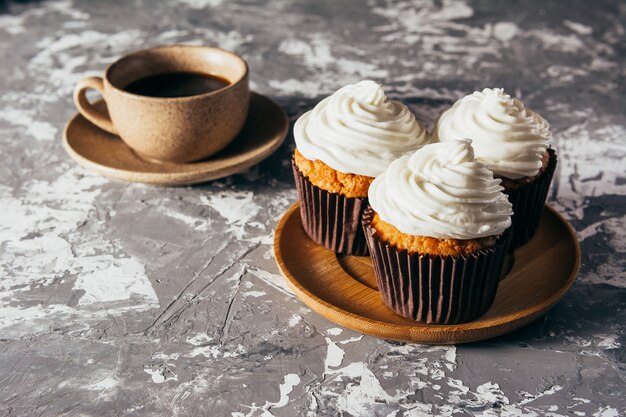 Cupcakes con tazas de café.