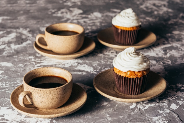 Cupcakes con tazas de café.