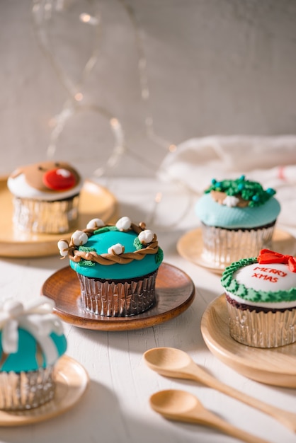 Cupcakes temáticos navideños en la mesa