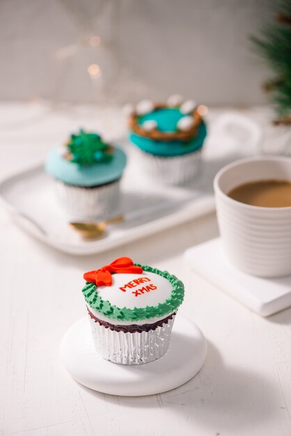 Foto cupcakes temáticos navideños en la mesa