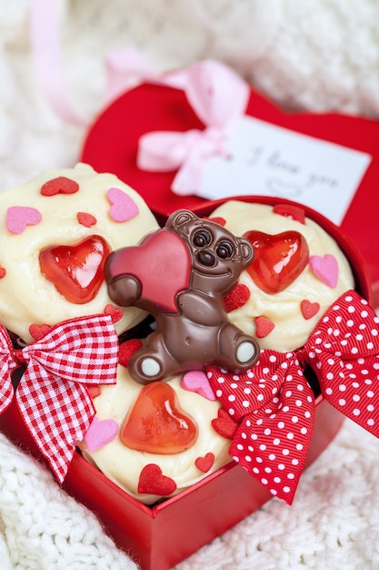 Cupcakes de terciopelo rojo decorados con corazones para el día de San Valentín