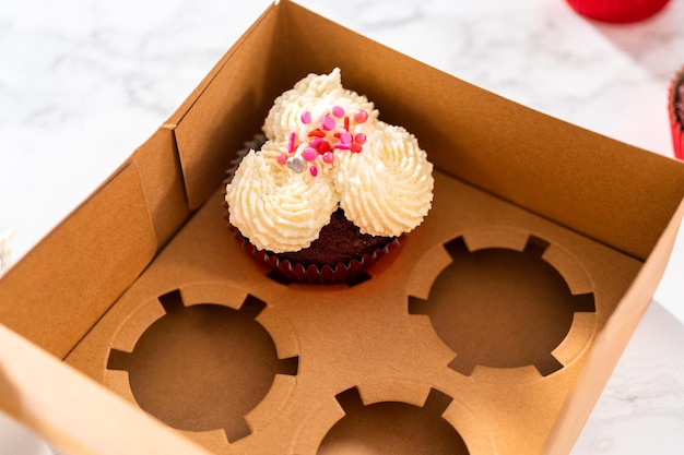 Cupcakes de terciopelo rojo con glaseado de ganache de chocolate blanco
