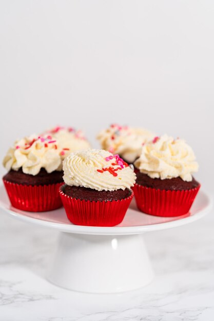 Cupcakes de terciopelo rojo con glaseado de ganache de chocolate blanco