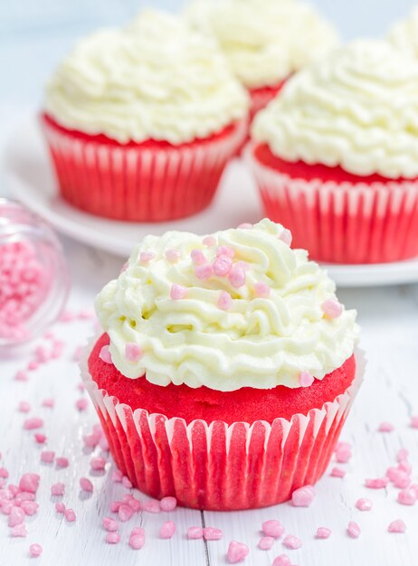 Cupcakes de terciopelo rojo con glaseado de queso ricotta