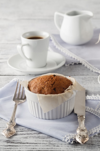 Cupcakes und Tasse Kaffee auf Holztisch