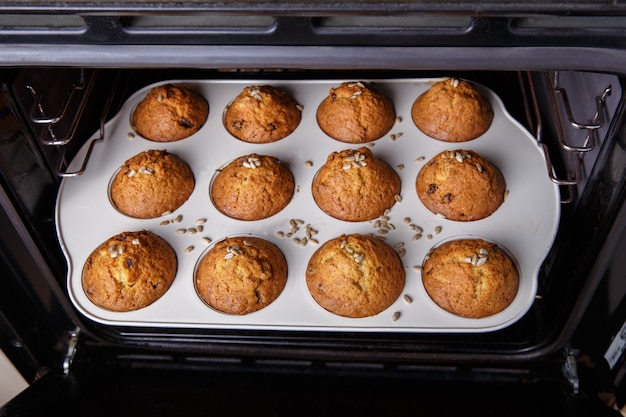 Foto los cupcakes de zanahoria se hornean en un horno caliente.