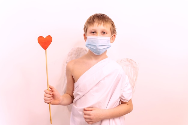 Cupido con alas, arco y flechas Día de San Valentín seguro Niño ángel con máscara médica protectora