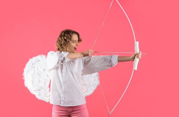 Cupido dispara flecha de amor con arco para el día de san valentín ángel femenino con arco y flecha día de san valentín