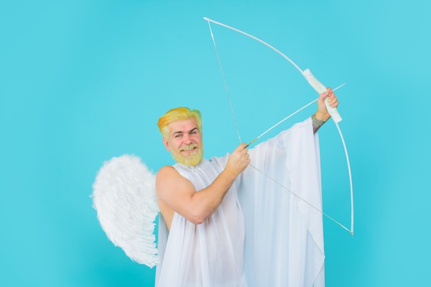 Cupido dos namorados com asas cupido disparando o cartão postal da seta para o cupido masculino do dia dos namorados com arco e