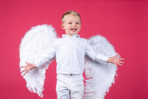 Cupido menino garoto angelical com asas de anjo.