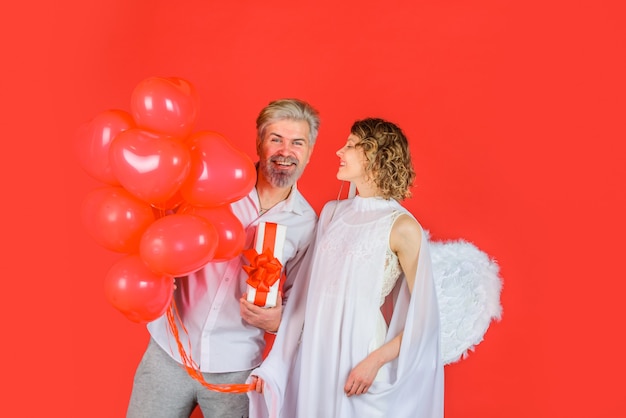 Cupido no dia dos namorados adorável dia dos namorados casal anjo cupido com coração de papel casal de cupidos