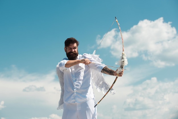 Cupido sorprendido con alas apuntando con arco y flecha sobre un fondo de cielo divertido concepto de día de san valentín