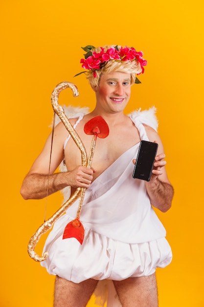 Cupido sosteniendo teléfono celular. día de San Valentín