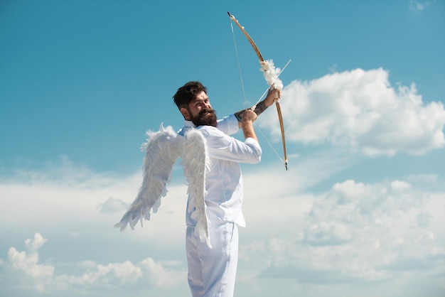 Cupido surpreso com asas apontando com arco e flecha em um fundo de céu engraçado conceito de dia dos namorados