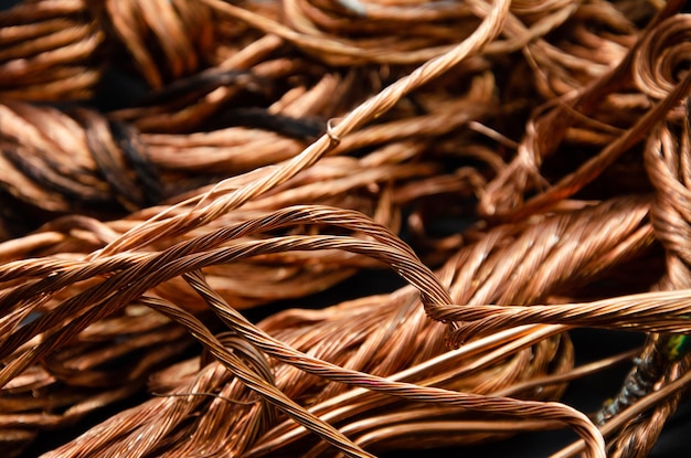 Cuprum cobre en bobinas mucho cobre para el color de fondo y la textura del alambre de cobre sobre un fondo oscuro