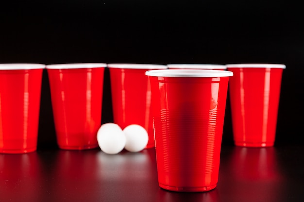 Cups Spiel Beer Pong auf dem Tisch