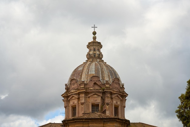 La cúpula de un antiguo edificio romano contra el fondo de un cielo nublado