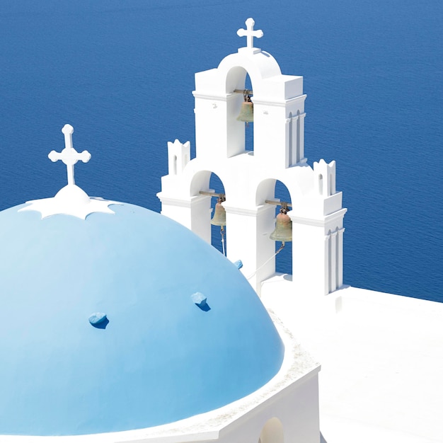 Cúpula azul igreja saint spirou localizada em firostefani na ilha de santorini grécia