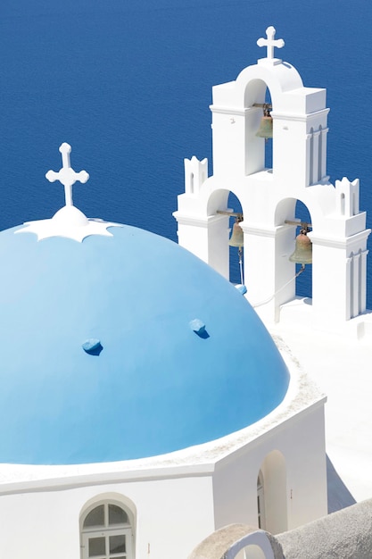 Cúpula azul Igreja Saint Spirou localizada em Firostefani na ilha de Santorini Grécia