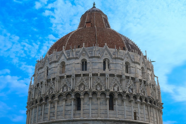 La cúpula del baptisterio de Pisa de San Juan en Pisa, Toscana, Italia.