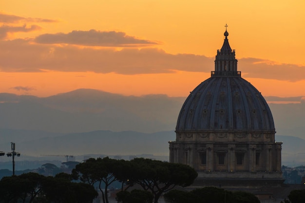 Cúpula de la basílica de San Pedro al amanecer en Roma Italia