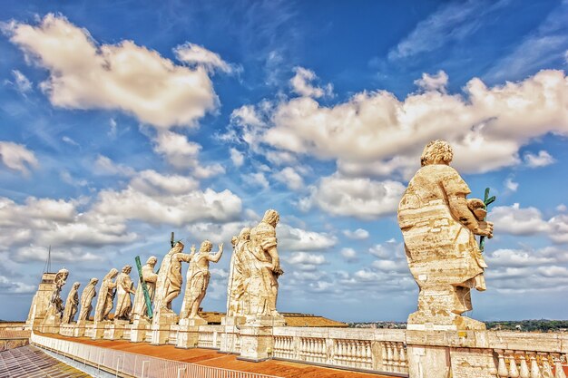 Cúpula de la Basílica de San Pedro estatuas de Jesús y los Apóstoles, Vaticano, Italia.