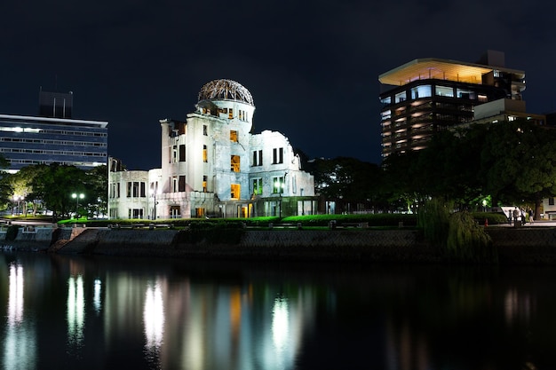 Cúpula de la bomba atómica en Hiroshima por la noche
