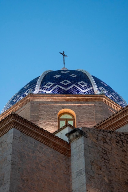 Foto cúpula de una catedral en altea con la cruz en la parte superior