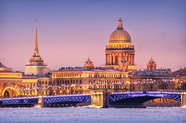 La cúpula de la Catedral de San Isaac, el Almirantazgo y el río Neva en hielo en San Petersburgo