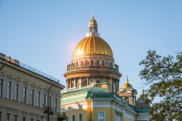 La cúpula de la Catedral de San Isaac sobre otros edificios históricos de la ciudad de San Petersburgo.