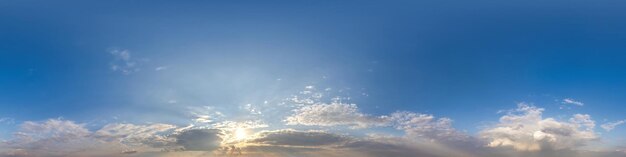 Cúpula celeste crepuscular con nubes nocturnas como vista panorámica hdri 360 perfecta con cenit en formato equirectangular esférico para uso en gráficos 3d o desarrollo de juegos como cielo o edición de drones