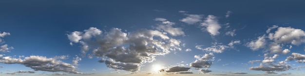Cúpula del cielo al atardecer con nubes nocturnas como vista panorámica hdri 360 perfecta en formato equirectangular esférico para uso en gráficos 3d o desarrollo de juegos como reemplazo de la cúpula del cielo o edición de tomas de drones