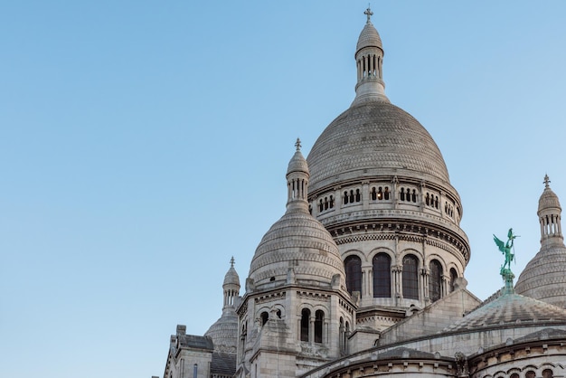 Foto cúpula da basílica de sacre coeur de montmartre paris frança ao pôr do sol igreja católica romana sagrada