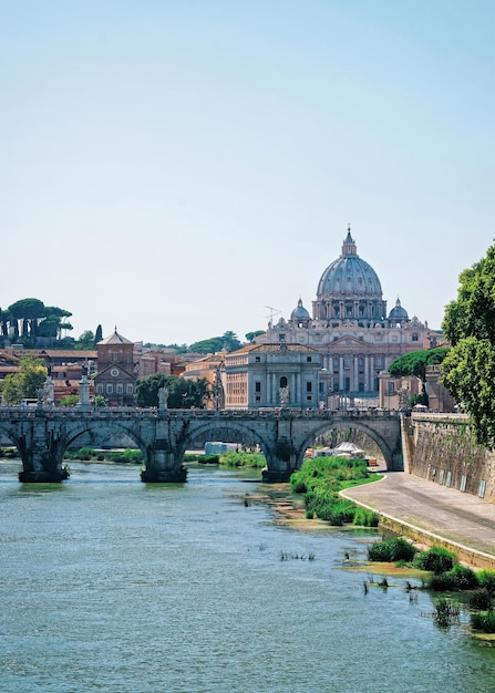 Cúpula da Basílica de São Pedro na cidade do Vaticano e Ponte Sant Angelo Bridge sobre o Rio Tibre, em Roma, na Itália. É também chamada de Ponte de Adriano. Especialmente tonificado em estilo vintage