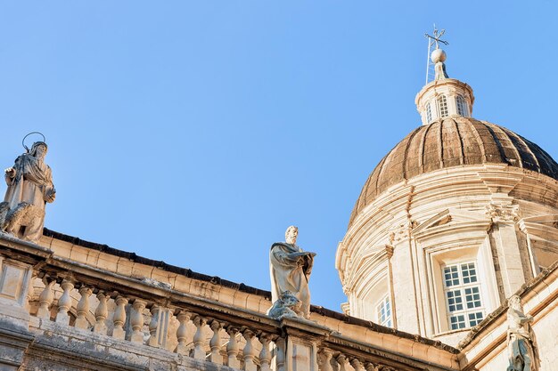 Cúpula da Catedral de Dubrovnik e santos religiosos na cidade velha de Dubrovnik, Croácia