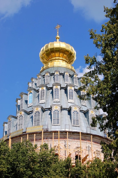 Cúpula da igreja com cruz e muitas janelas