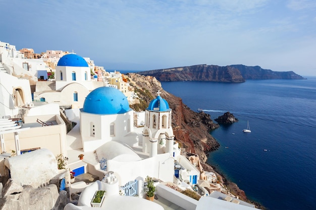 Cúpula da Igreja de Oia na cidade de Oia, ilha de Santorini na Grécia