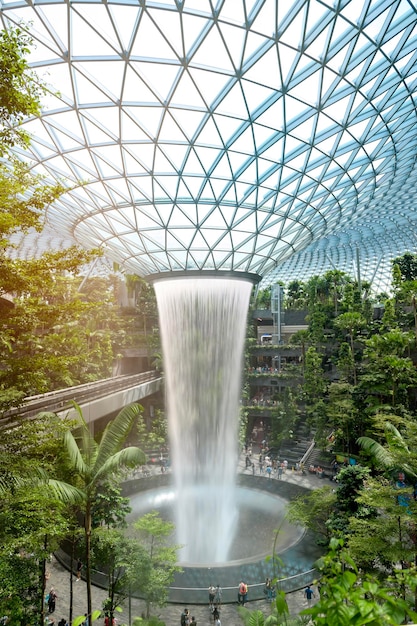 Cúpula de cachoeira artificial do Aeroporto Jewel Changi com plantas onde é o marco ecológico mais famoso